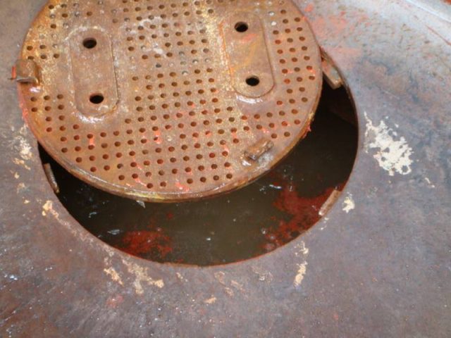 Hold Bilges - Cover plate - Cleaning - Maintenance